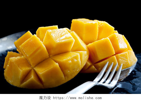 新鲜水果叉子芒果切开芒果热带水果美味芒果